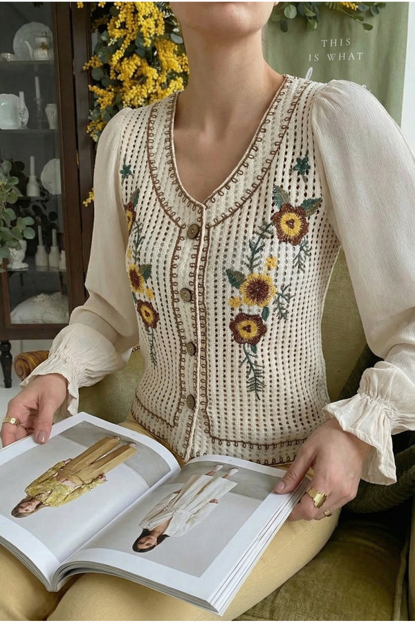 Kadın Çiçek Nakış İşlemeli Ahşap Düğmeli Vintage Gömlek - Bej