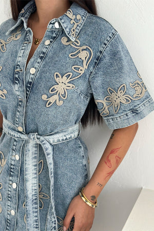 Kadın Nakışlı Denim Mini Elbise - Kemerli, Düğmeli, Kısa Kollu Jean Elbise - Mavi