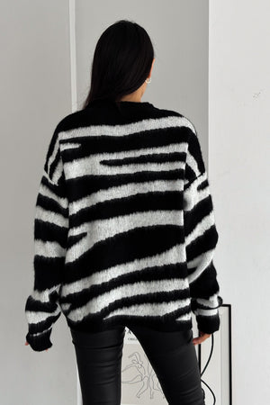 Kadın Yeni Sezon Zebra Desen Standart Beden Geniş Kalıp Oversize Triko Kazak - Siyah