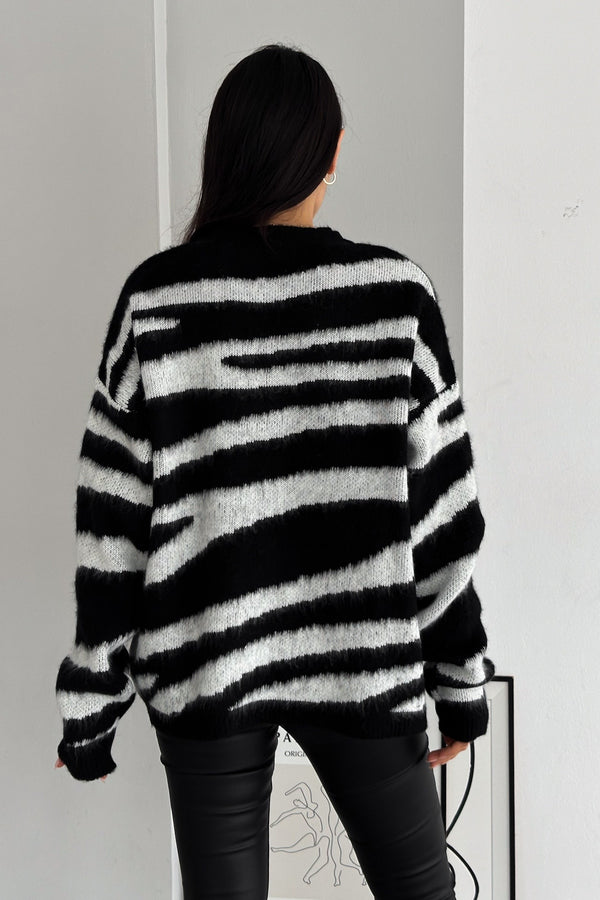 Kadın Yeni Sezon Zebra Desen Standart Beden Geniş Kalıp Oversize Triko Kazak - Siyah