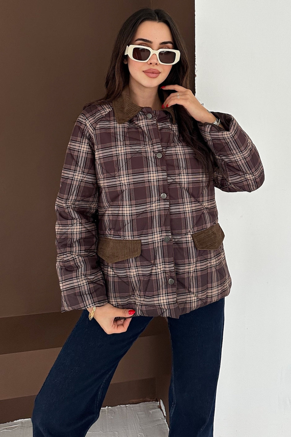 Kadın Kadife Yaka Detaylı Ekose Çıtçıt Düğme Kapitone Astarlı Oversize Mont - Kahverengi