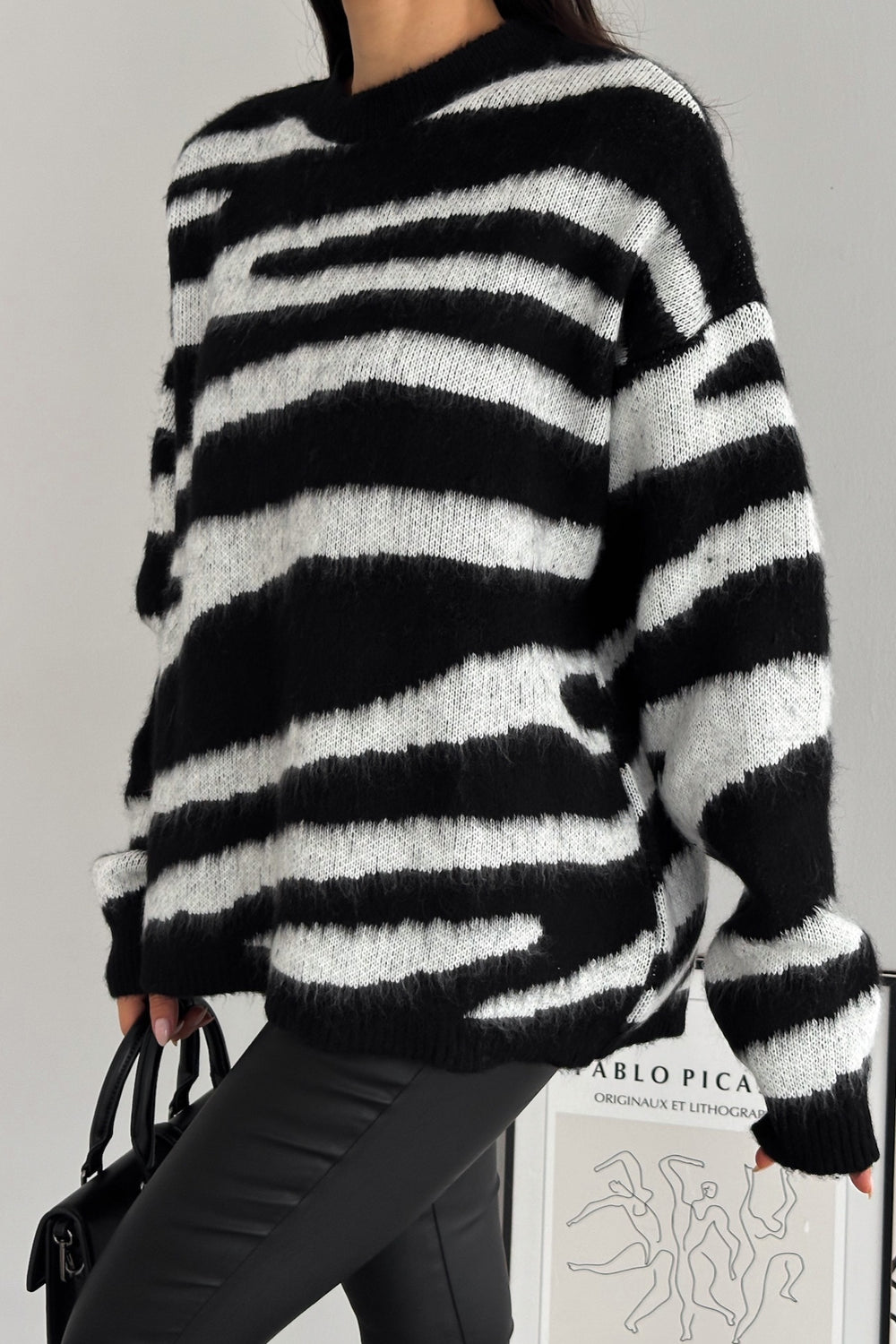 Kadın Yeni Sezon Zebra Desen Standart Beden Geniş Kalıp Oversize Triko Kazak - Siyah