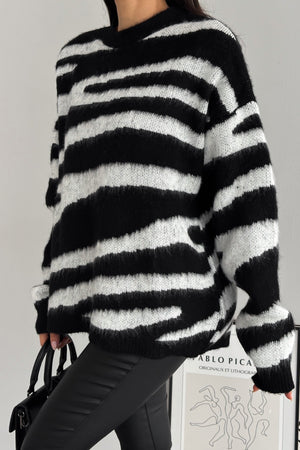 Kadın Yeni Sezon Zebra Desen Standart Beden Geniş Kalıp Oversize Triko Kazak - Siyah