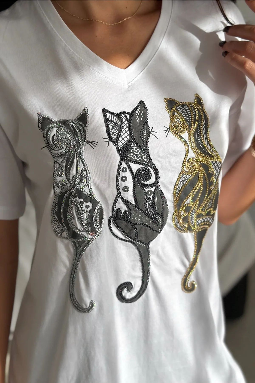 Kadın V Yaka Büyük Beden Kedi Pul Payet İşlemeli %100 Pamuk Tişört - Beyaz