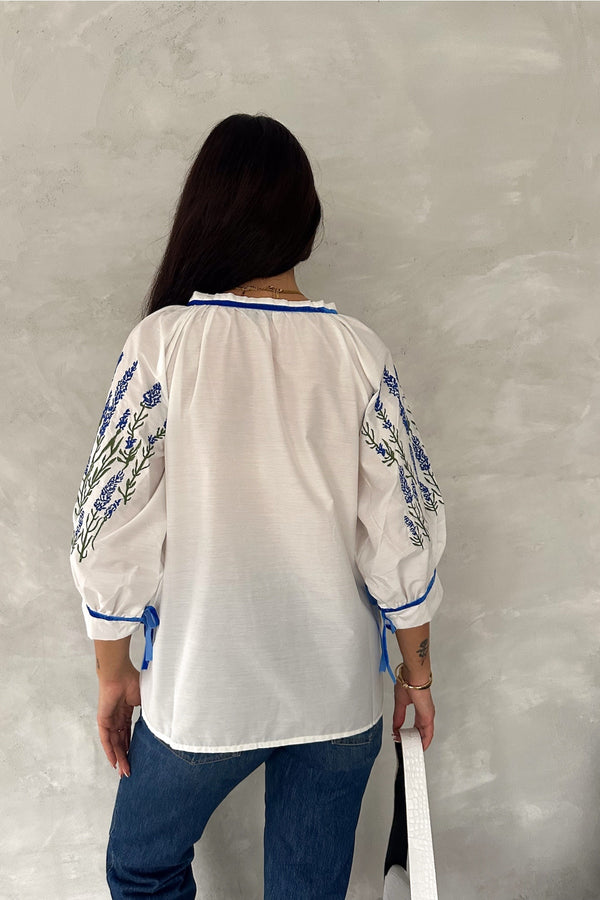 Kadın Mavi Yaprak Nakış İşlemeli Fakir Kol Bağlamalı Pamuklu Bluz - Beyaz