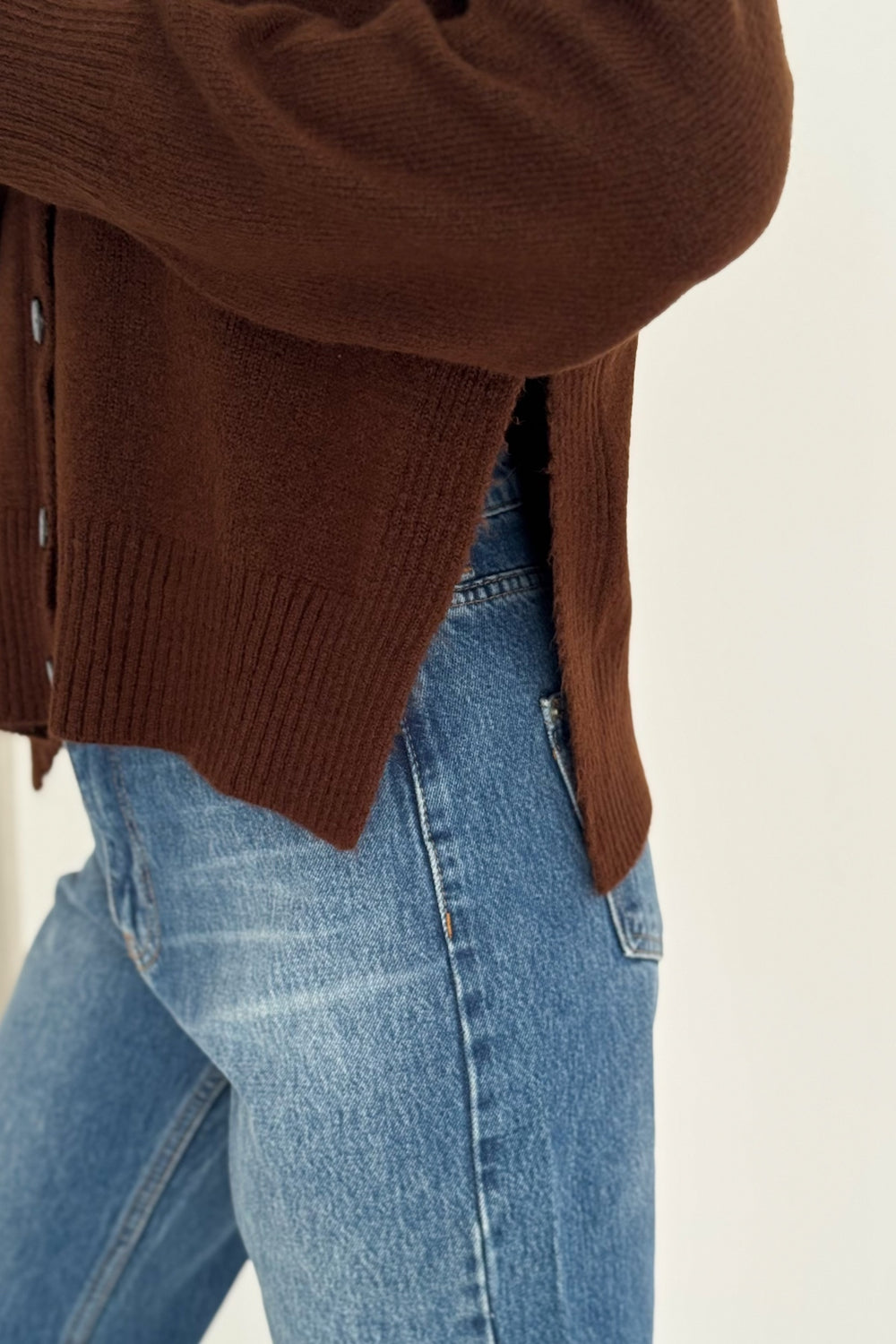 Yanı Yırtmaçlı Düğmeli Oversize Triko Hırka Standart Beden - Kahverengi