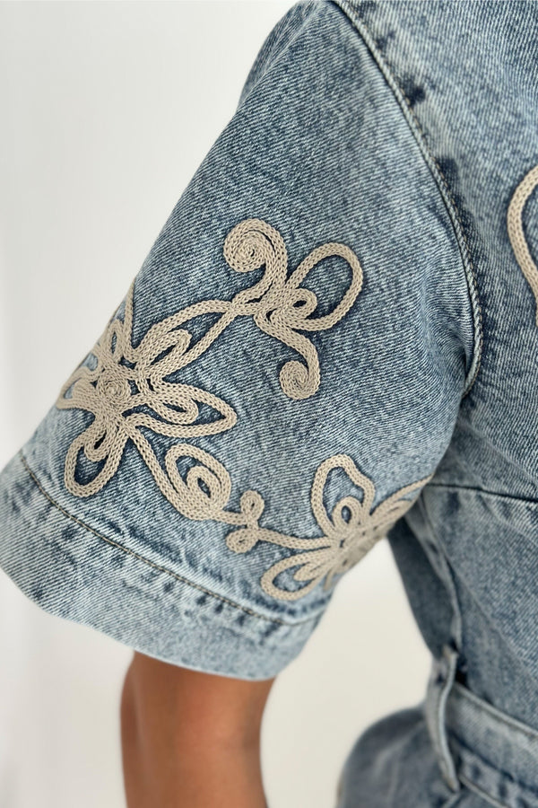 Kadın Nakışlı Denim Mini Elbise - Kemerli, Düğmeli, Kısa Kollu Jean Elbise - Mavi