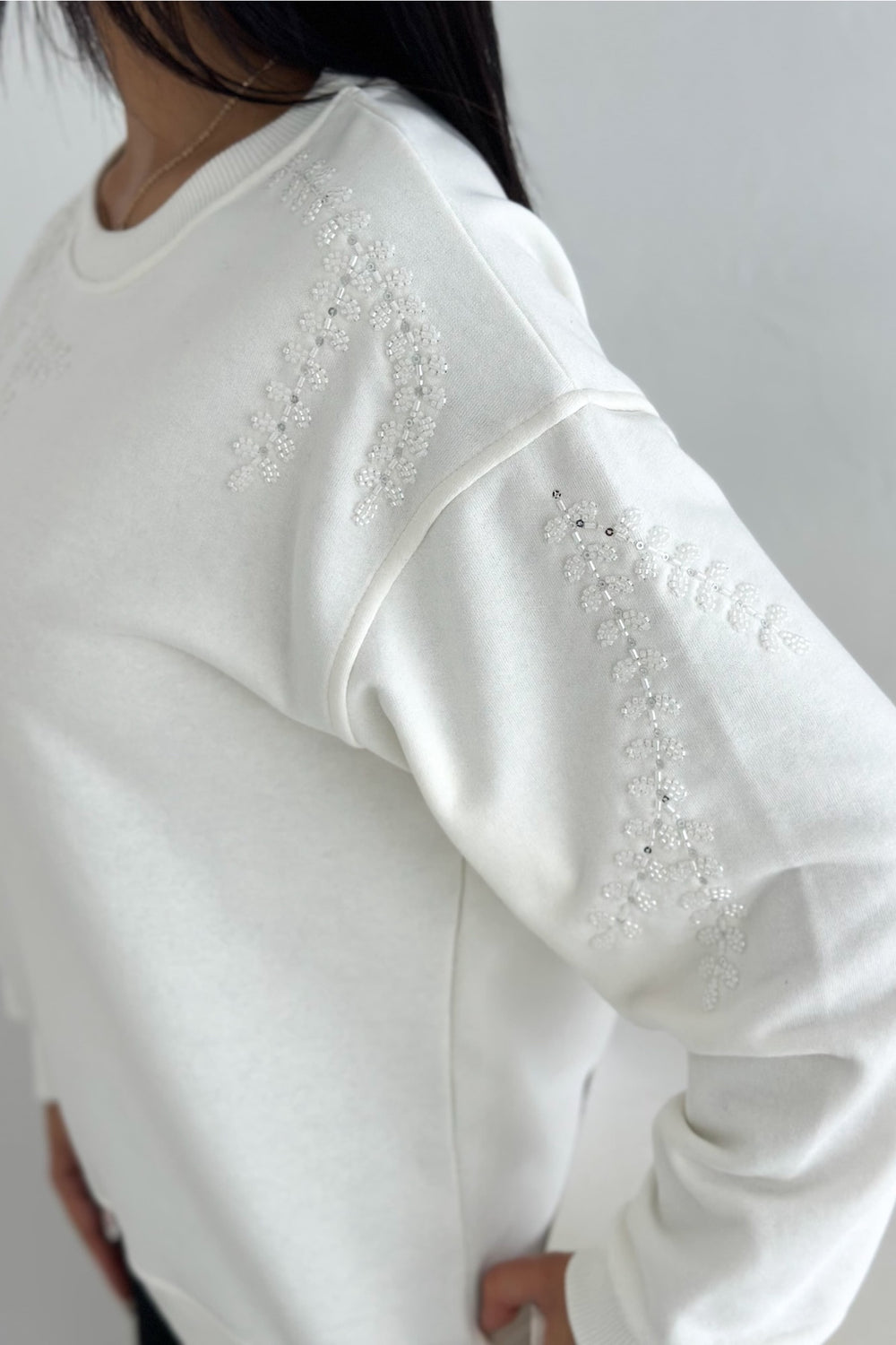 Boncuk Ve Pul İşlemeli %100 Pamuk Sweatshirt - Beyaz