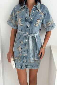 Kadın Nakışlı Denim Mini Elbise - Kemerli, Düğmeli, Kısa Kollu Jean Elbise - Mavi