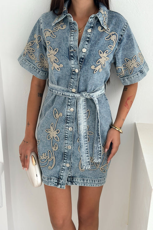 Kadın Nakışlı Denim Mini Elbise - Kemerli, Düğmeli, Kısa Kollu Jean Elbise - Mavi