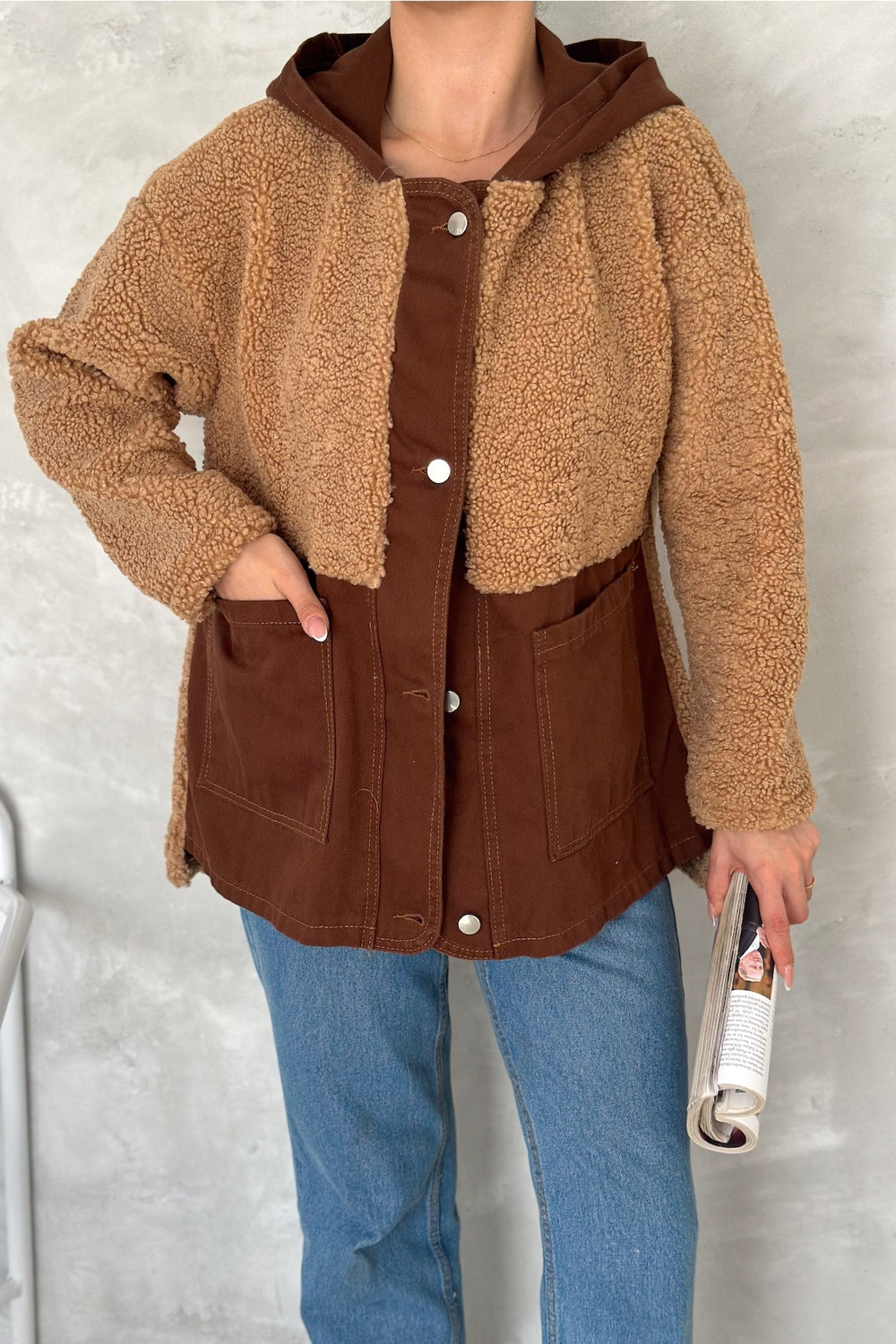 Kadın Kahverengi Çıtçıt Düğmeli Kapüşonlu Gabardin Peluş Ceket - Koyu Kahverengi