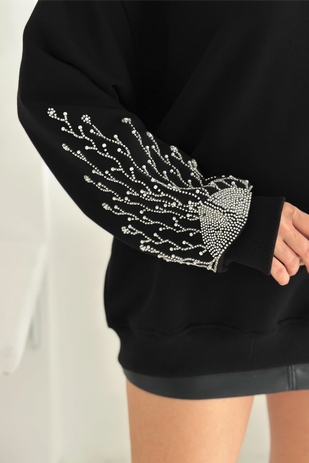 Kolları Boncuk Ve Taş İşlemeli %100 Pamuk Sweatshirt - Siyah