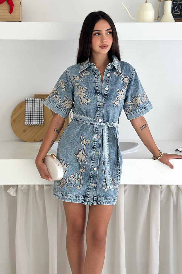 Kadın Nakışlı Denim Mini Elbise - Kemerli, Düğmeli, Kısa Kollu Jean Elbise - Mavi