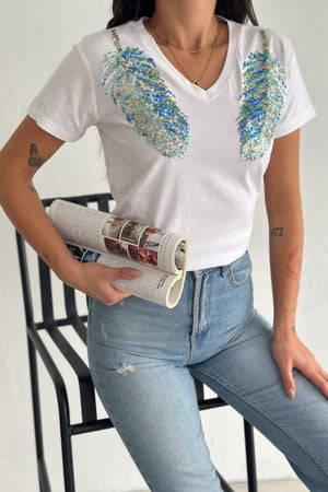 Kadın V Yaka Omzu Yaprak Pul Payet İşlemeli %100 Pamuk T-Shirt - Beyaz