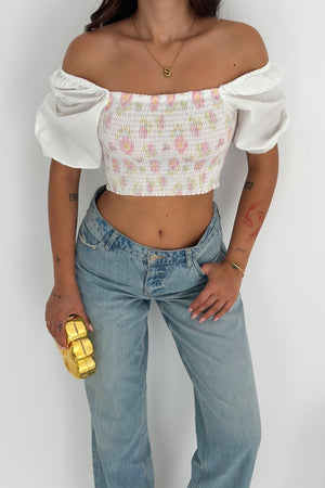 Çiçek Desenli Büzgülü Kısa Kollu Romantik Stil Carmen Crop Bluz - Beyaz