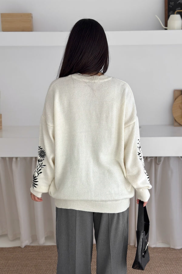 Nakış İşlemeli Oversize Triko Kazak Standart Beden - Beyaz