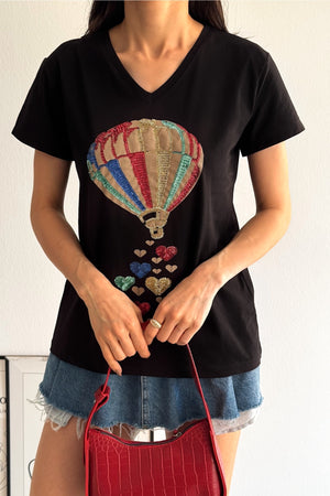 Kadın V Yaka Uçan Balon Ve Kalp Pul Payet İşlemeli %100 Pamuk Tişört - Siyah