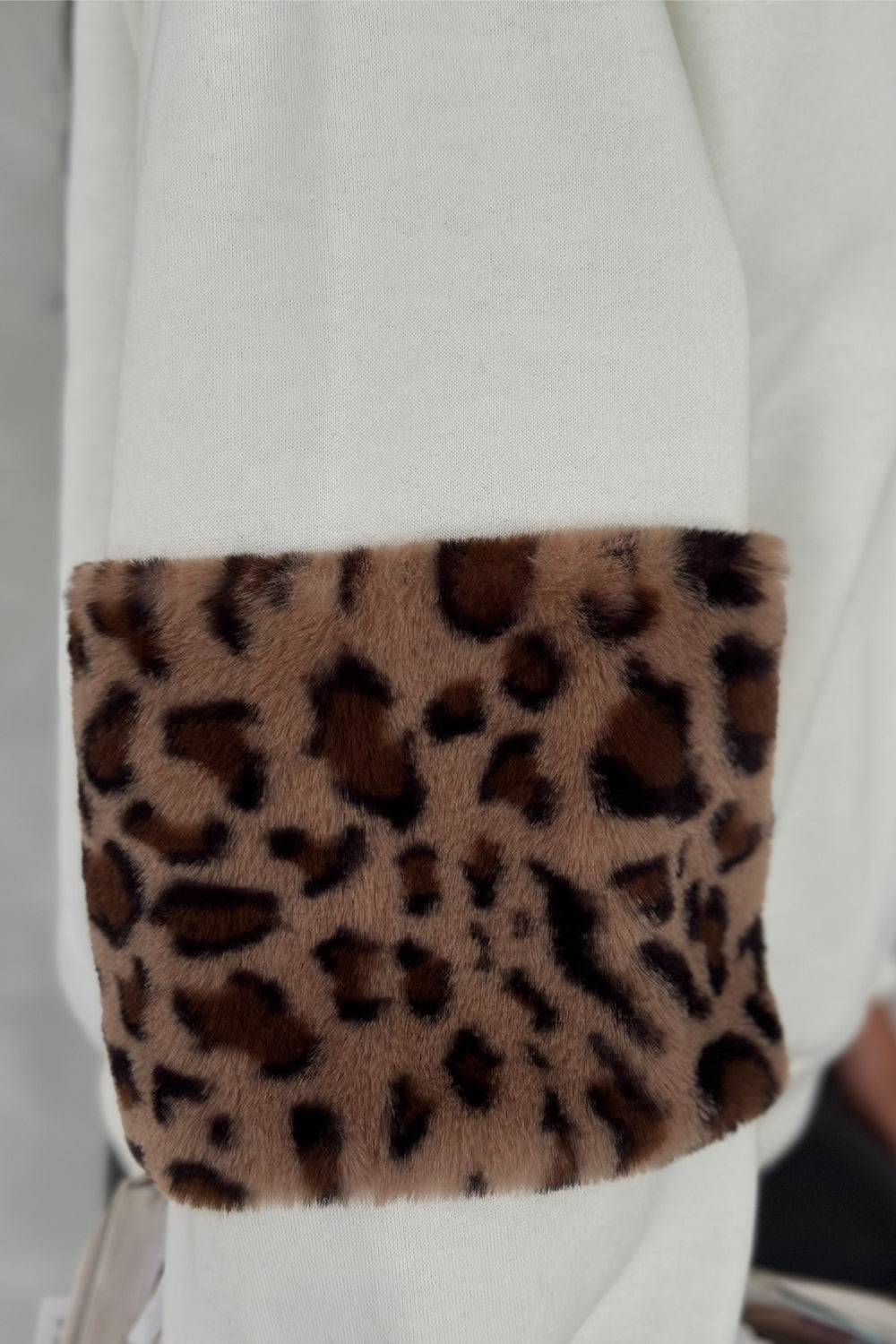 Kadın Kolları Leopar Detaylı İçi Pamuklu Oversize Sweatshirt - Beyaz