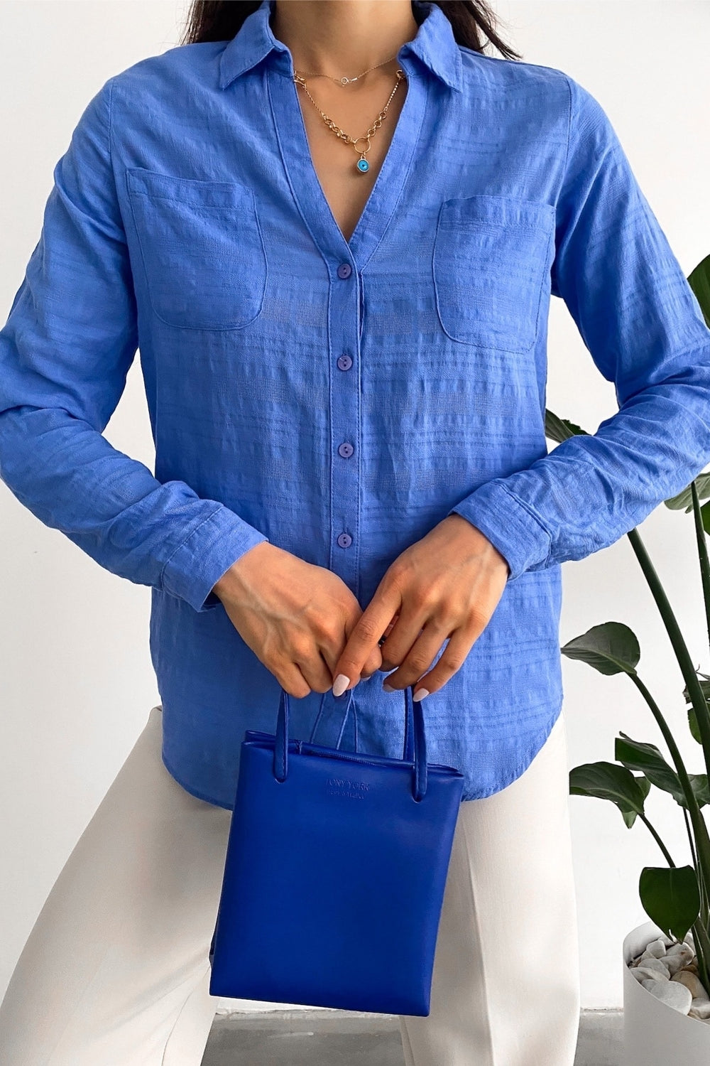 Kadın V Yaka Çift Cepli Katlanır Kol Slim Fit Kalıp Gömlek - Mavi