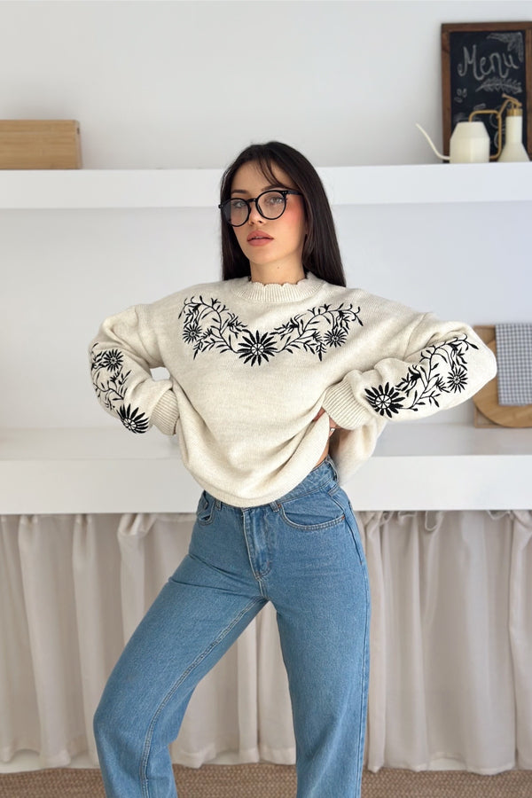 Nakış İşlemeli Oversize Triko Kazak Standart Beden - Bej