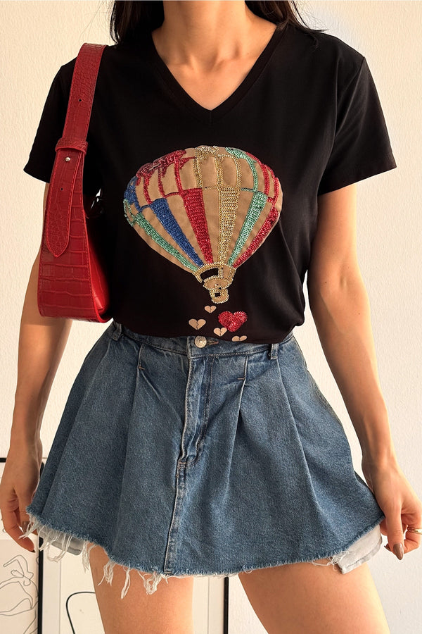 Kadın V Yaka Uçan Balon Ve Kalp Pul Payet İşlemeli %100 Pamuk Tişört - Siyah