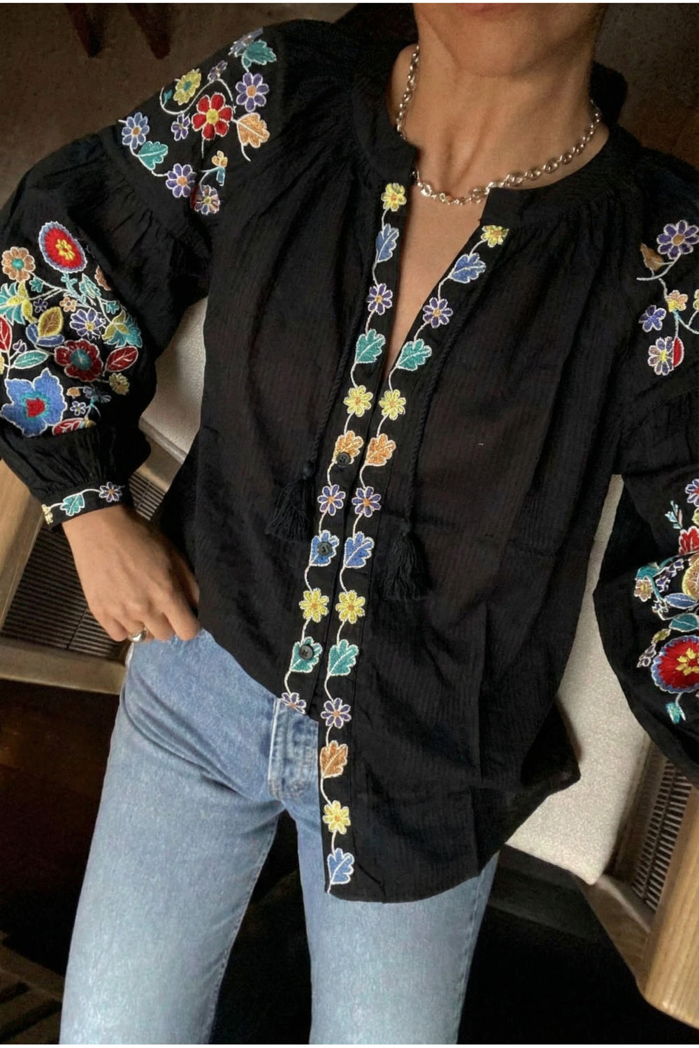 Kadın Yakası Püsküllü Balon Kol Nakış İşlemeli Pamuklu Bluz - Siyah
