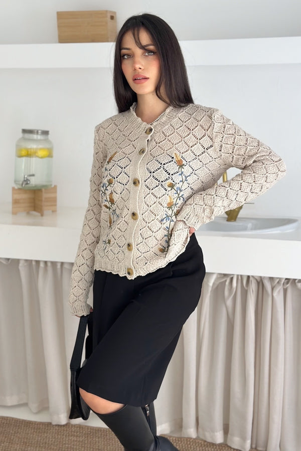 Kadın Bej Düğme Detaylı Nakış İşlemeli Standart Beden Ajurlu Triko Hırka - Koyu Bej