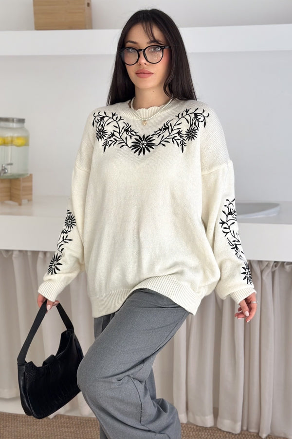Nakış İşlemeli Oversize Triko Kazak Standart Beden - Beyaz
