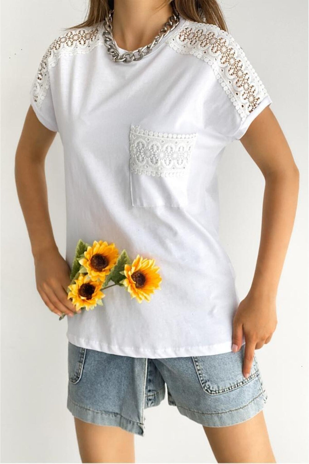 Kadın Bisiklet Yaka Dantel Detaylı %100 Pamuk Tasarım T-shirt - Beyaz
