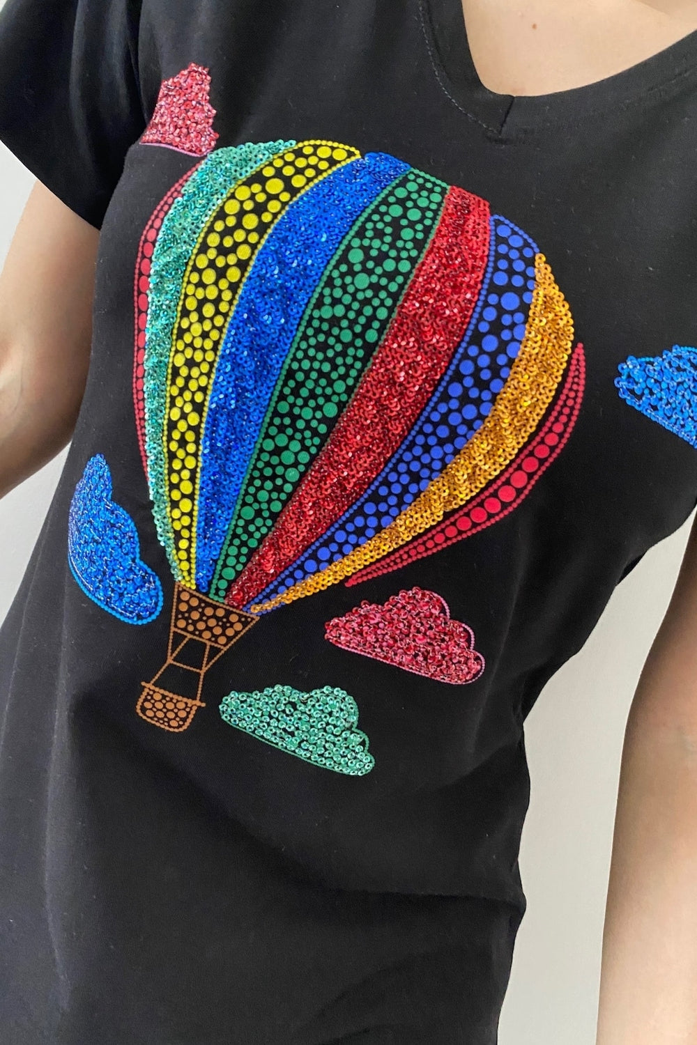 Kadın V Yaka Yeni Sezon Balon Desen Pul Işlemeli Pamuk Tişört - Siyah