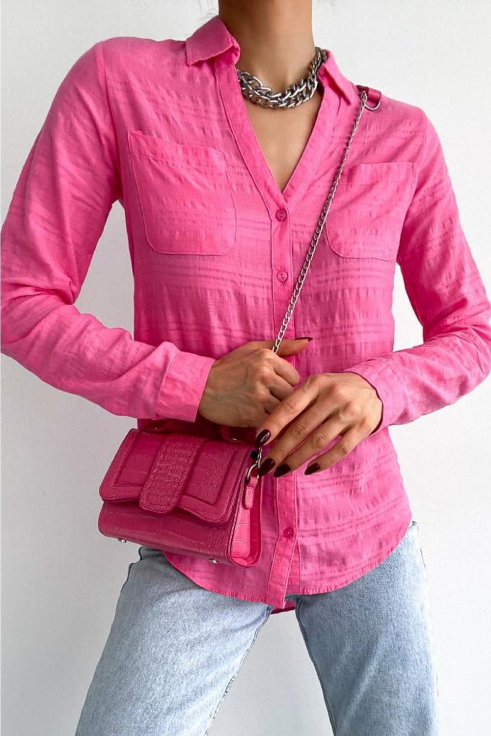 Kadın V Yaka Çift Cepli Katlanır Kol Slim Fit Kalıp Gömlek - Pembe